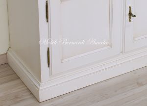 Libreria stile classico costruita artigianalmente in legno massello con ante e cassetti finitura colore bianco anticato